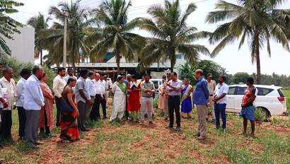 ಸೂಲಿಬೆಲೆ ಹೋಬಳಿಯ ಬರಪೀಡಿತ ಎತ್ತಿನೊಡೆಯಪುರ ಹಾಗೂ ಯನಗುಂಟೆ ಗ್ರಾಮಗಳಿಗೆ ಜಿಲ್ಲಾಧಿಕಾರಿ ಶಿವಶಂಕರ್, ಸಿಇಓ ಅನುರಾಧ, ತಹಶೀಲ್ದಾರ್ ವಿಜಯಕುಮಾರ್, ಇತರರು ಬೇಟಿ ನೀಡಿ ಪರಿಶೀಲಿಸಿದರು | Kannada Prabha
